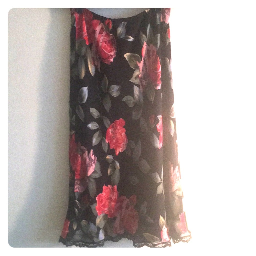 100% silk skirt. Lined. Excellent condition